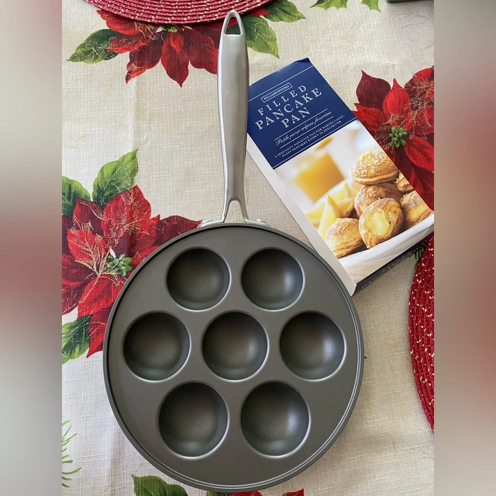 Williams-Sonoma filled pancake pan. NWT